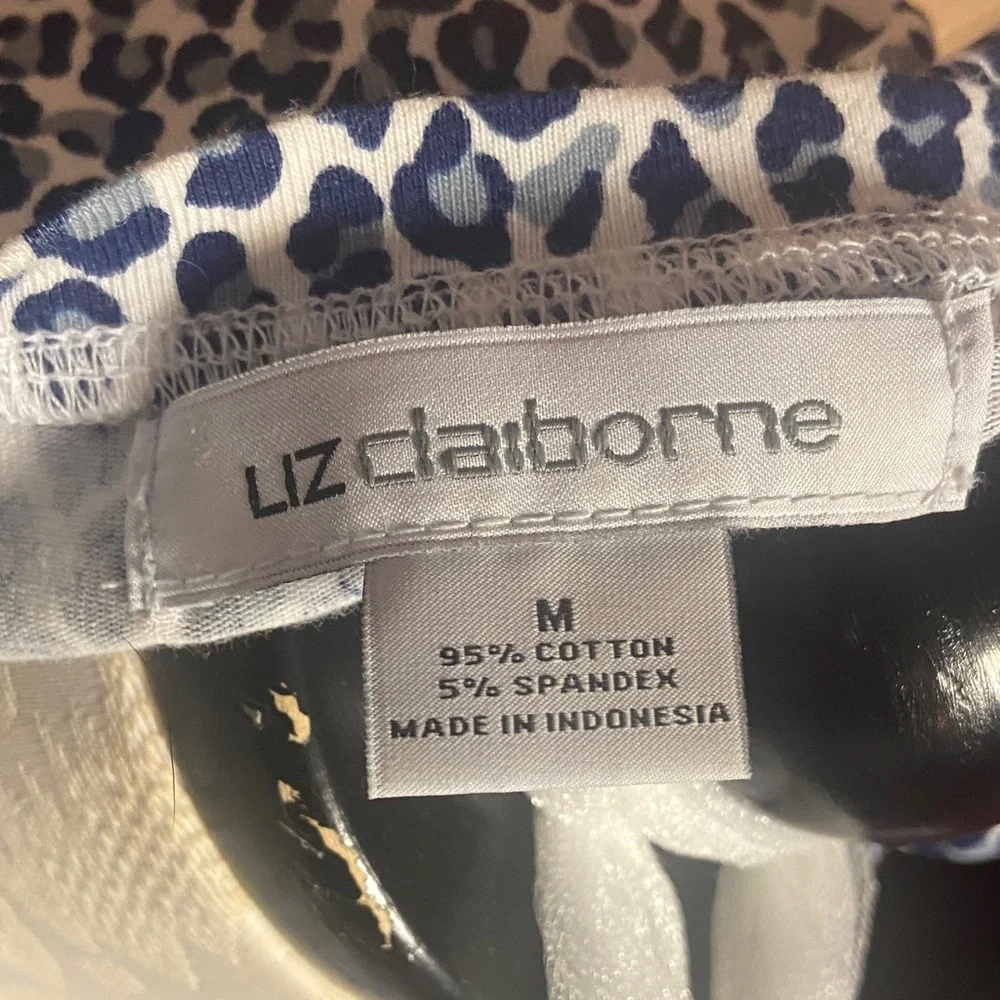 Liz Claiborne White and Blue Patterned Sleeveless Blouse